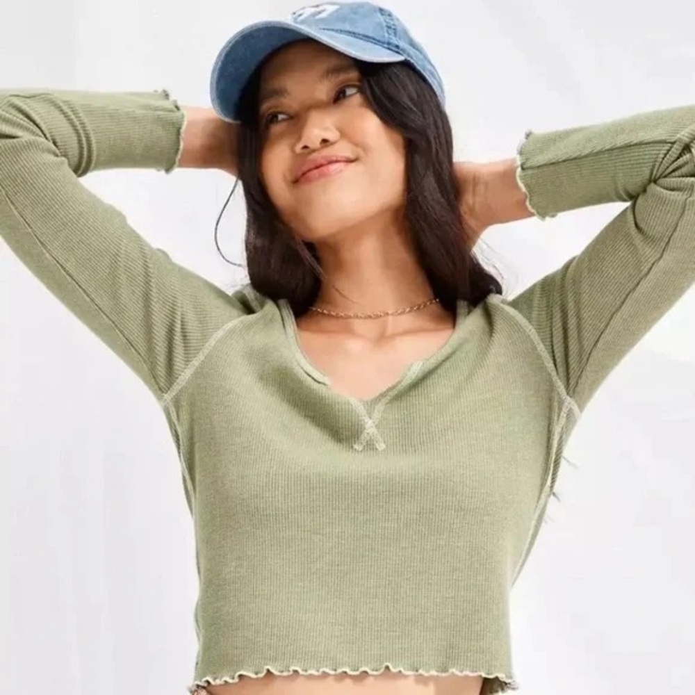 American Eagle lettuce trim notch neck long sleeve / Medium